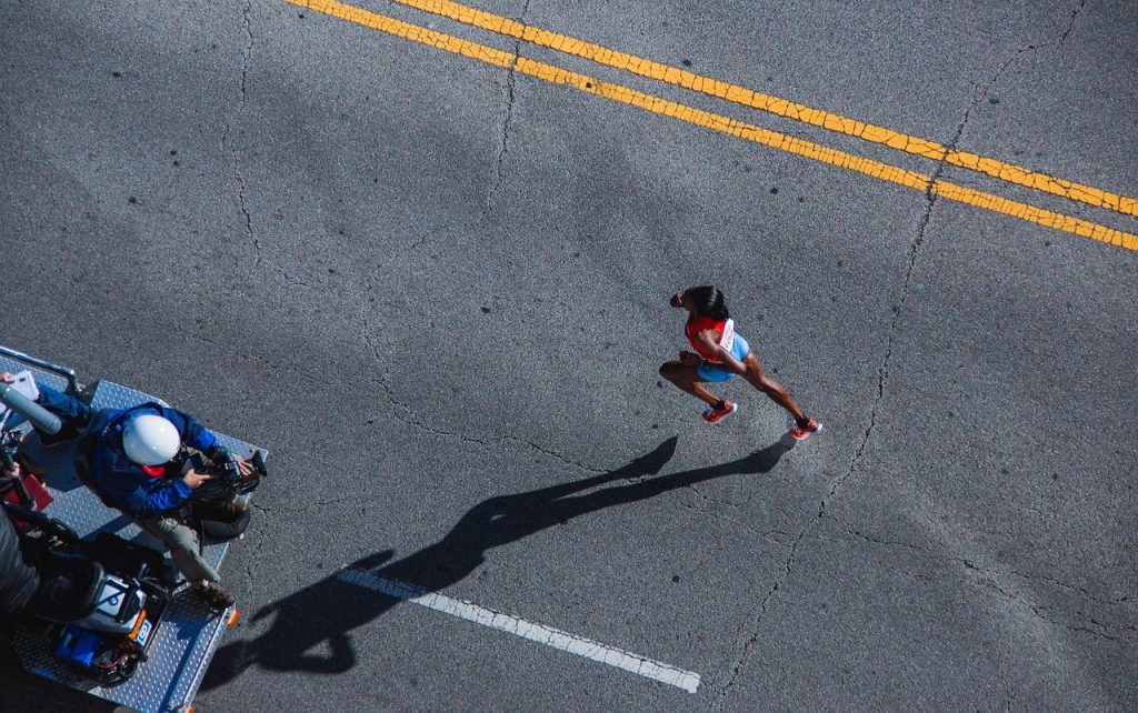 Jeune femme vue de haut qui court un marathon