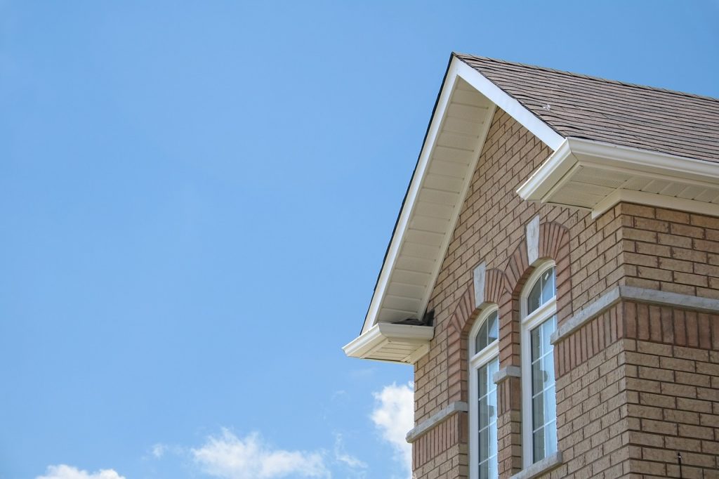 Haut d’une maison avec ciel bleu